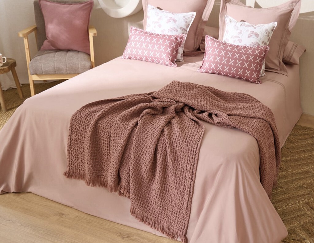 No es solo para dormir: la nueva moda que reemplaza al edredón y hace que tu cama decore toda la habitación 