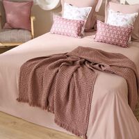 No es solo para dormir: la nueva moda que reemplaza al edredón y hace que tu cama decore toda la habitación 