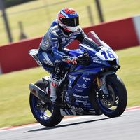 Jules Cluzel resiste los ataques de Federico Caricasulo y se lleva la victoria en Supersport