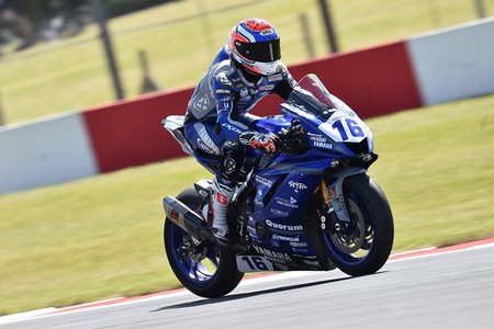 Jules Cluzel resiste los ataques de Federico Caricasulo y se lleva la victoria en Supersport