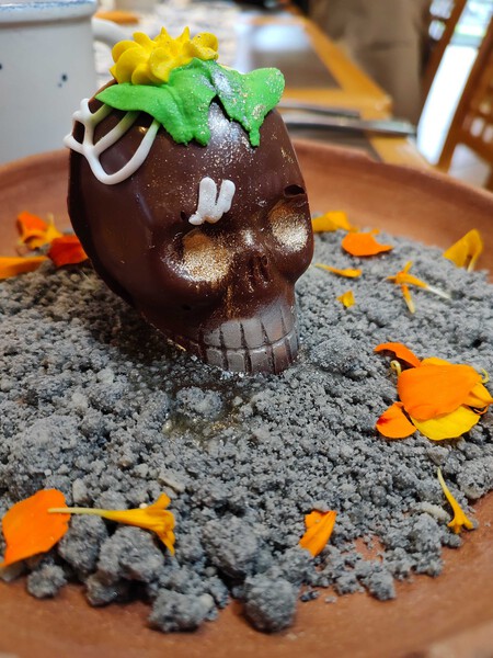 Entre maíz nativo, mole de cempasúchil y pan de muerto: así es el menú de Día de Muertos de Tierra de Iyari que enaltece las raíces de México
