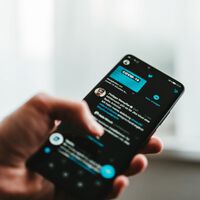 Después de anunciar una de sus medidas más polémicas, Twitter se echa atrás y deja la decisión en manos de sus usuarios 