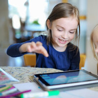 En verano, niños y adolescentes pasan un 30% más de tiempo frente a las pantallas: cómo desengancharlos