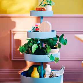Ikea comienza la semana lanzando una nueva colección: este original carrito auxiliar suma en decoración y almacenamiento