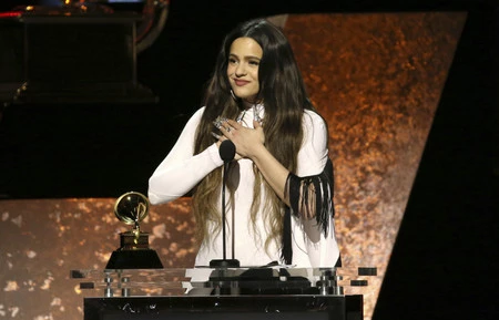 Rosalía de blanco y negros (con aires flamencos) recoge su primer premio en los Grammys 2020
