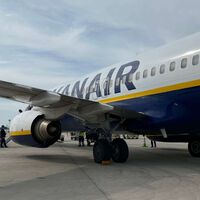 Ryanair impide en Madrid subir al avión a una pareja por grabar con el móvil en la puerta de embarque 