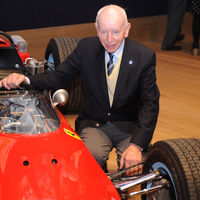 El único campeón del mundo en dos y cuatro ruedas, John Surtees, falleció a los 83 años de edad