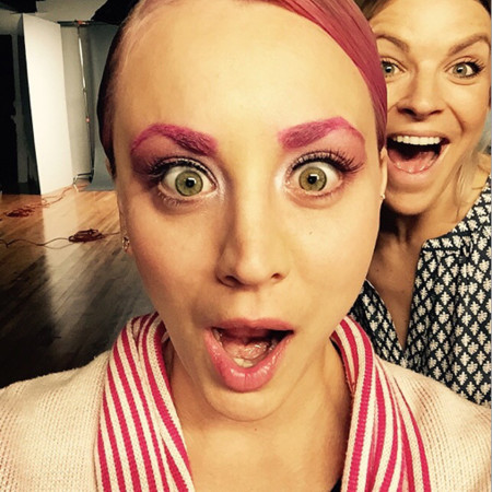 Kaley Cuoco ha mutado en chicle de fresa