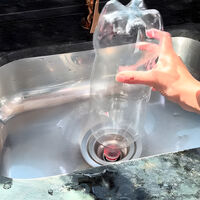 Poner una botella de plástico llena de agua boca abajo en el desagüe del fregadero: para qué sirve y cómo por qué se recomienda 