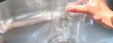Poner una botella de plástico llena de agua boca abajo en el desagüe del fregadero: para qué sirve y cómo por qué se recomienda 