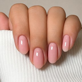 Ni rojas ni francesas: las uñas nude son la manicura preferida de las chicas elegantes porque combinan con todo