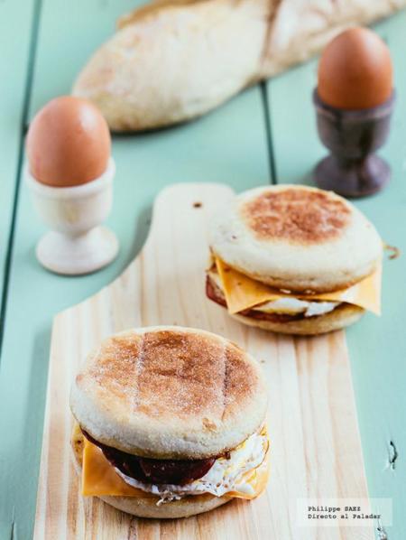 Muffin con huevo, tocino y queso. Receta