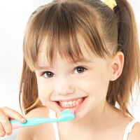 Mejoran los hábitos de higiene bucodental entre los niños españoles: el 70% se cepilla los dientes al menos dos veces al día