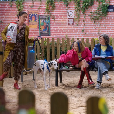 Hoy llega a Prime Video el ‘Camera Café’ perruno para no pensar en nada: una serie divertida y canalla llena de humor absurdo