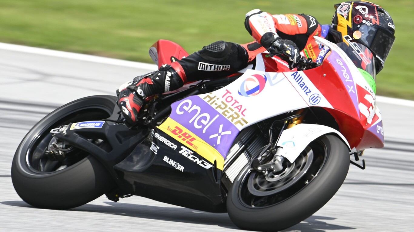 Lukas Tulovic se estrena con las motos eléctricas y Fermín Aldeguer pierde su primer podio en MotoE en la última vuelta
