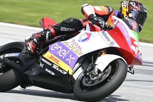 Lukas Tulovic se estrena con las motos eléctricas y Fermín Aldeguer pierde su primer podio en MotoE en la última vuelta