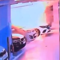 23 personas hospitalizadas y 140 coches dañados por la explosión de un Mercedes eléctrico que estaba aparcado en un garaje de Corea del Sur