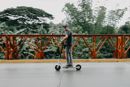 Una asociación de usuarios de patinetes eléctricos se manifiesta a favor de que circulen por la calzada y no por la acera