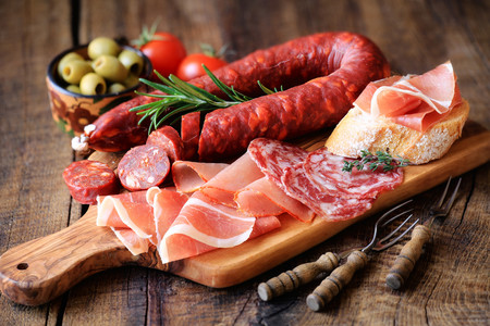 Las carnes procesadas aumentan el riesgo de cáncer colorrectal (y los cereales integrales lo reducen)