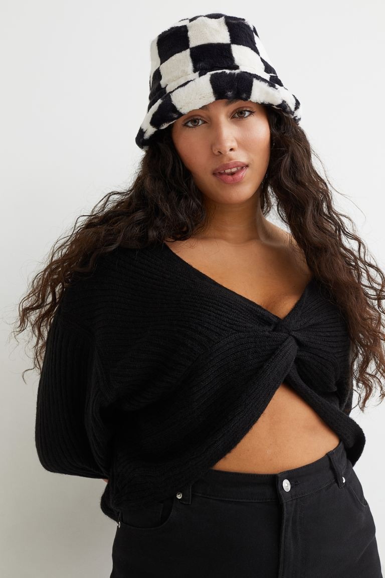 Jersey negro con escote