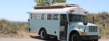 La fiebre de las furgonetas camper ha caducado. La nueva moda es camperizar autobuses que son como un chalet con ruedas