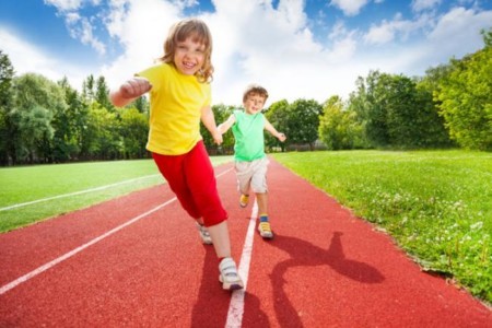¿Os gusta hacer deporte en familia?: llega la primera 'Babyton' a Madrid