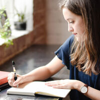 Cientos de colegios de EEUU están obligando a la Generación Alfa a escribir en cursiva. El gran cambio va más allá de apartarlos de la tecnología