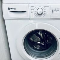 La pequeña pestaña que algunas lavadoras esconden en el cajón del detergente no está de adorno: esta es su función