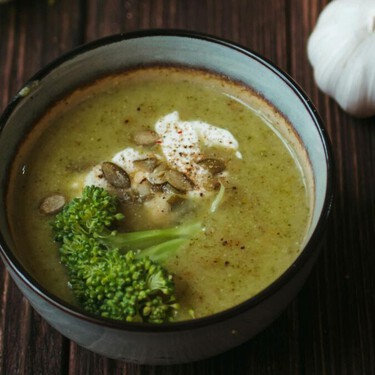 Crema verde de brócoli, espinaca y queso cottage: fácil, nutritiva y lista en minutos con la licuadora