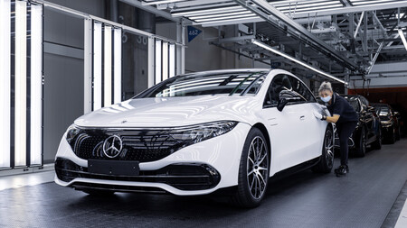 Mercedes-Benz EQS, el sedán eléctrico de lujo que sí llegará a México, entra a producción