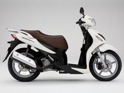 Suzuki Sixteen 125/150, la rueda alta que llega de Hamamatsu