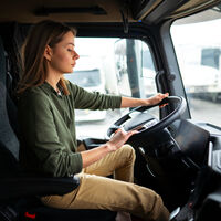 Andrea, camionera: "Trabajo 8 horas de lunes a viernes, recorro casi 300 km diarios y gano unos 2.000 euros mensuales" 