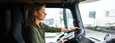 Andrea, camionera: "Trabajo 8 horas de lunes a viernes, recorro casi 300 km diarios y gano unos 2.000 euros mensuales" 