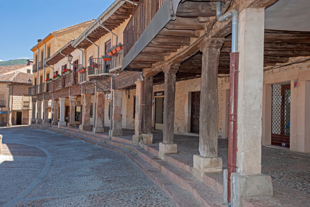 Cordero asado en horno de leña, tortas de chicharrones y caldereta de bacalao: el menú del pueblo de Castilla y León en el que mejor se come 