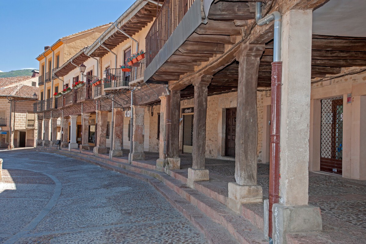 El destino gastronmico de <h3 class='enlacePalabraNoticia' onclick='opcionBuscarActualidad('Segovia','')' >Segovia</h3> en el que se come el mejor cordero asado en horno de lea: cocina tradicional castellana y de temporada
