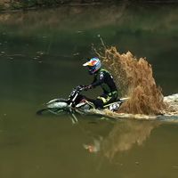 Así las gastan unos rusos probando en un vídeo su moto eléctrica bajo el agua ¡y sigue funcionando!