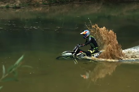 Así las gastan unos rusos probando en un vídeo su moto eléctrica bajo el agua ¡y sigue funcionando!