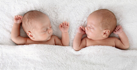 Una madre tatúa una peca a uno de sus gemelos para poder diferenciarlo de su hermano