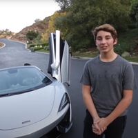 Este youtuber tiene solo 15 años y no tiene carnet, pero tiene una colección de superdeportivos que te va a explotar la cabeza