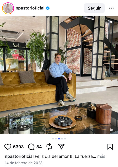 El sofá, el ladrillo vista y los toques industriales, clave de su vivienda. / @npastori