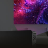 Ver películas está bien, pero hacerlo en este proyector es otra experiencia: viene con pantalla de 100 pulgadas y tiene Android