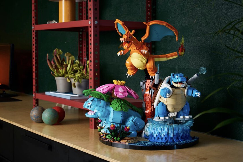 Charizard, Blastoise y Venusaur protagonizan este brutal LEGO de casi 7.000 piezas. Sale a la venta pronto y viene con un regalazo