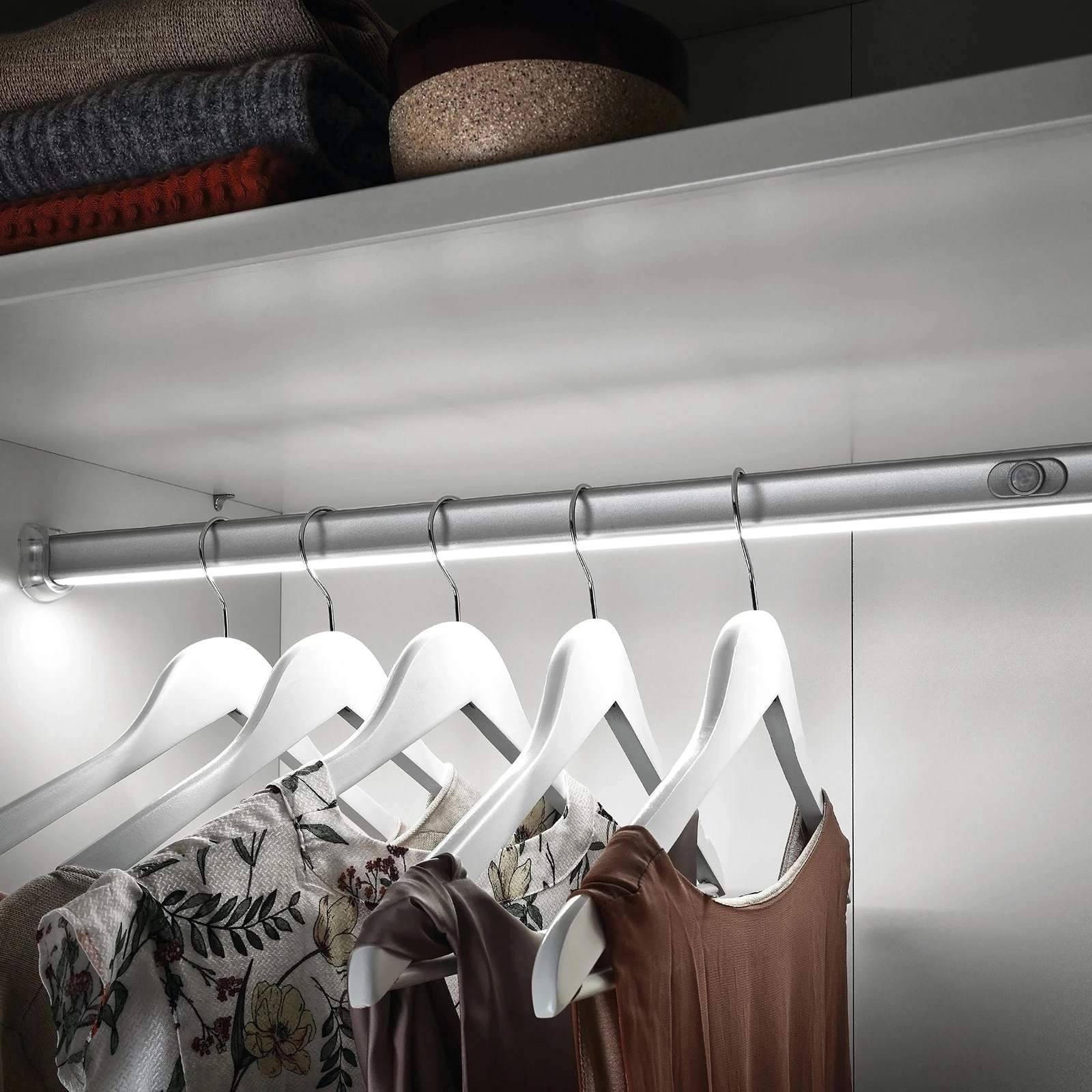 Lámpara LED para barra de ropa con sensor, 100cm
