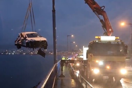 Un Skoda eléctrico cae a la ría de Ferrol