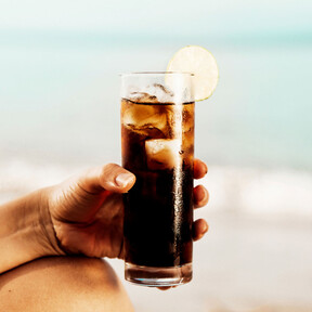 No te extrañes si alguna vez en Canarias oyes pedir un "amarillo con limón" o un "blanco con cola": esto es lo que significa 