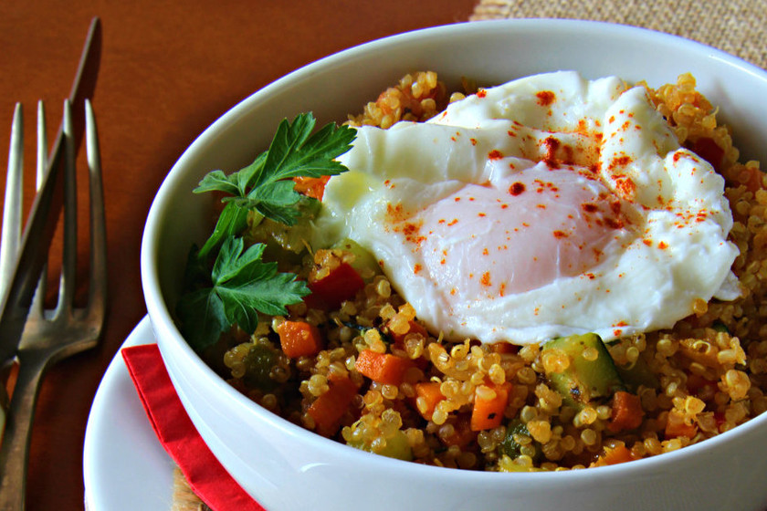 Bowl de quinoa, verduritas y huevo. Receta de cocina fácil, sencilla y