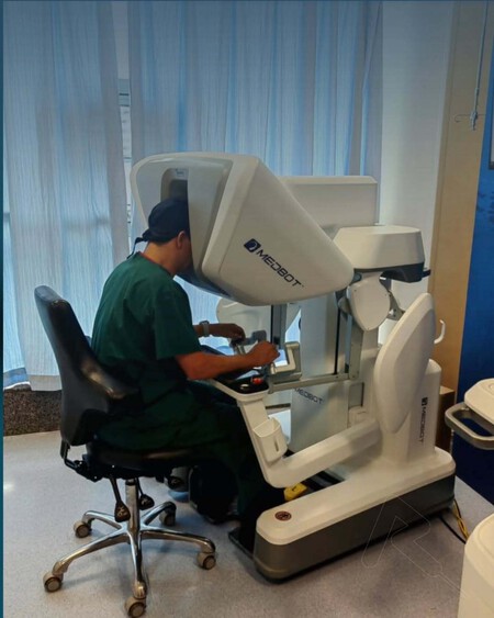 médico faz operação usando robô