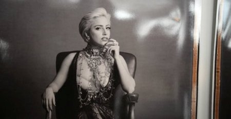 Nuevas fotos de Lady Gaga escotada de infarto y posando para 'Polaroid'