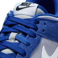 Vuelven las zapatillas retro a El Corte Inglés: estas Nike con suela cómoda y color llamativo llegan rebajadas  