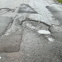 Los vecinos de este pequeño pueblo asturiano están hartos de los baches, así que han recurrido a la solución más efectiva: pintar penes 